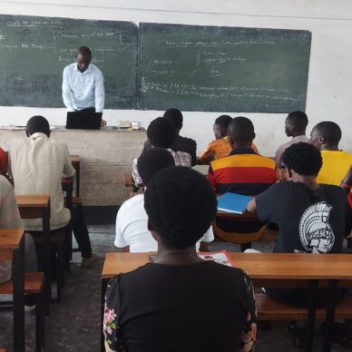 Les membres du Club ont accepté de réaliser un reportage sur la Bibliothèque Centrale de l’Université du Burundi afin d’appliquer concrètement les notions apprises.